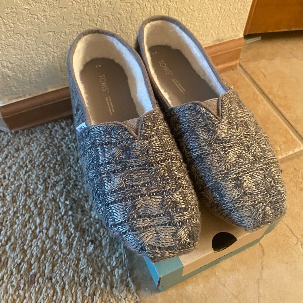NWOT Toms Alpargata cement chunky knit/faux fur, sz 8 fits snug like 7.5